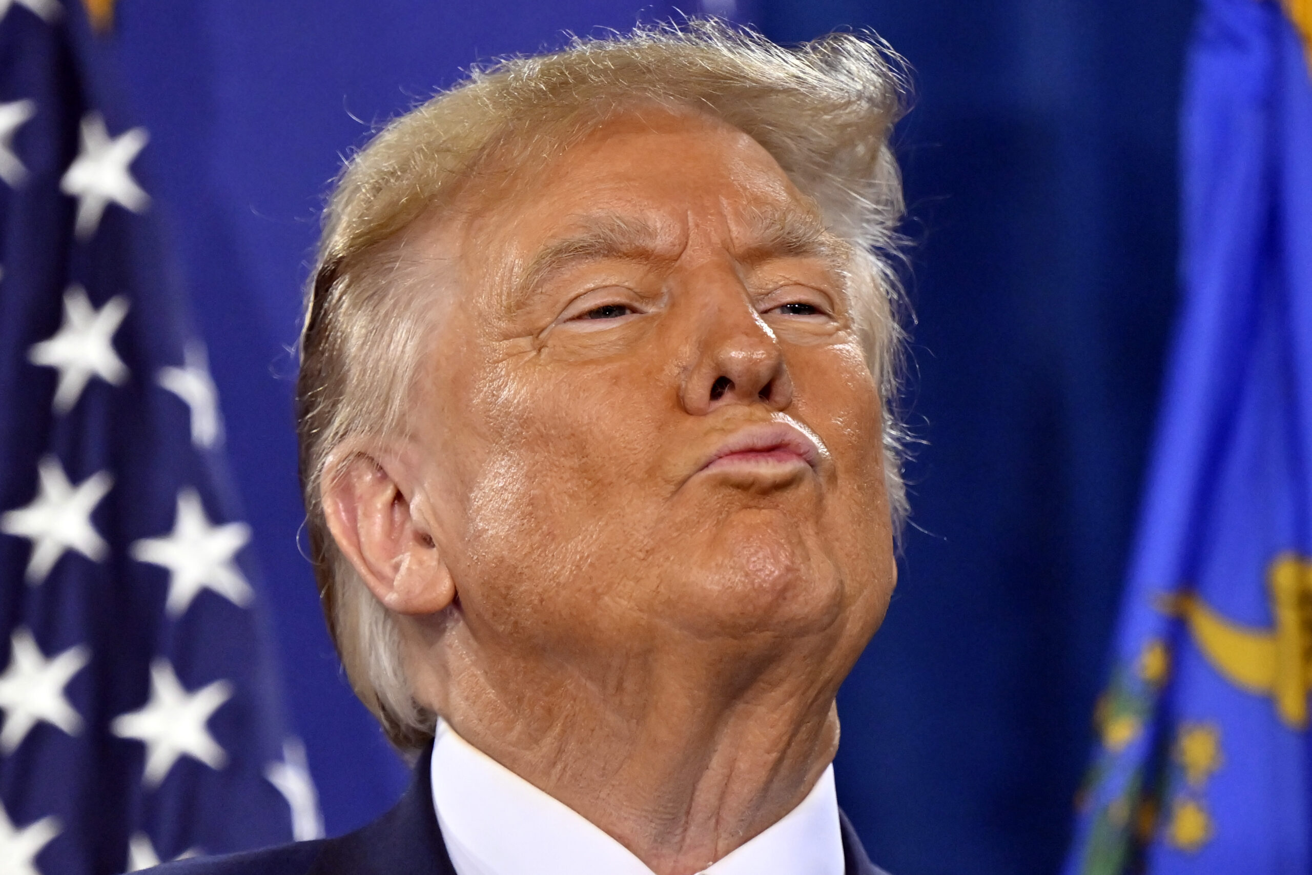 Trump kiss face